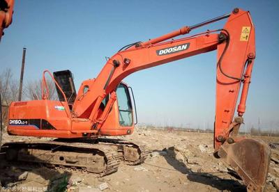 附近小勾機(jī)出租公司 南寧市挖掘機(jī)租賃 挖地基土方機(jī)械多少錢(qián)一天